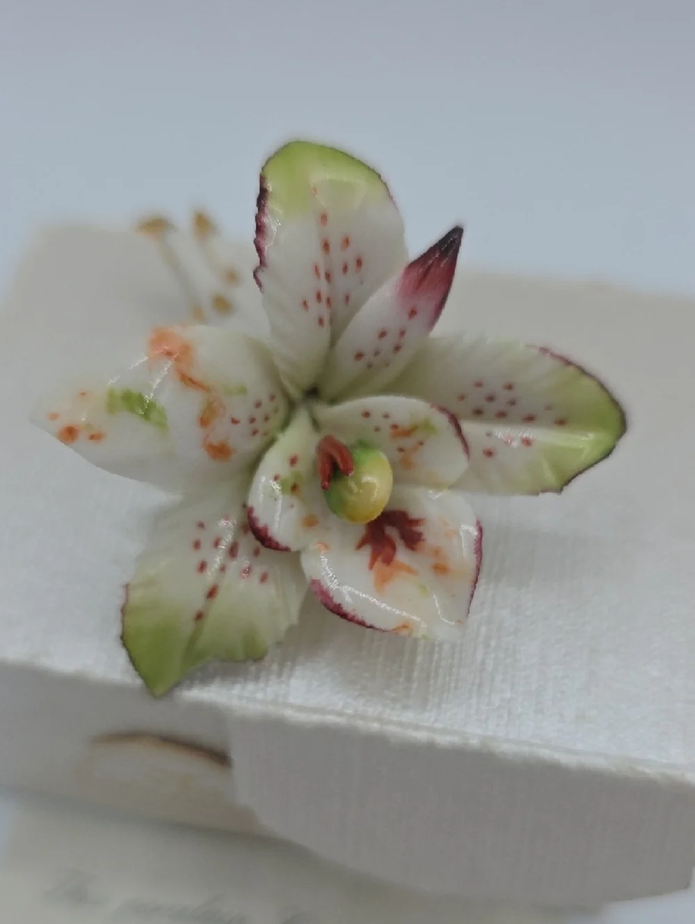 Porcelain Capodimonte Floral Lily Pin Brooch in Cream and Green